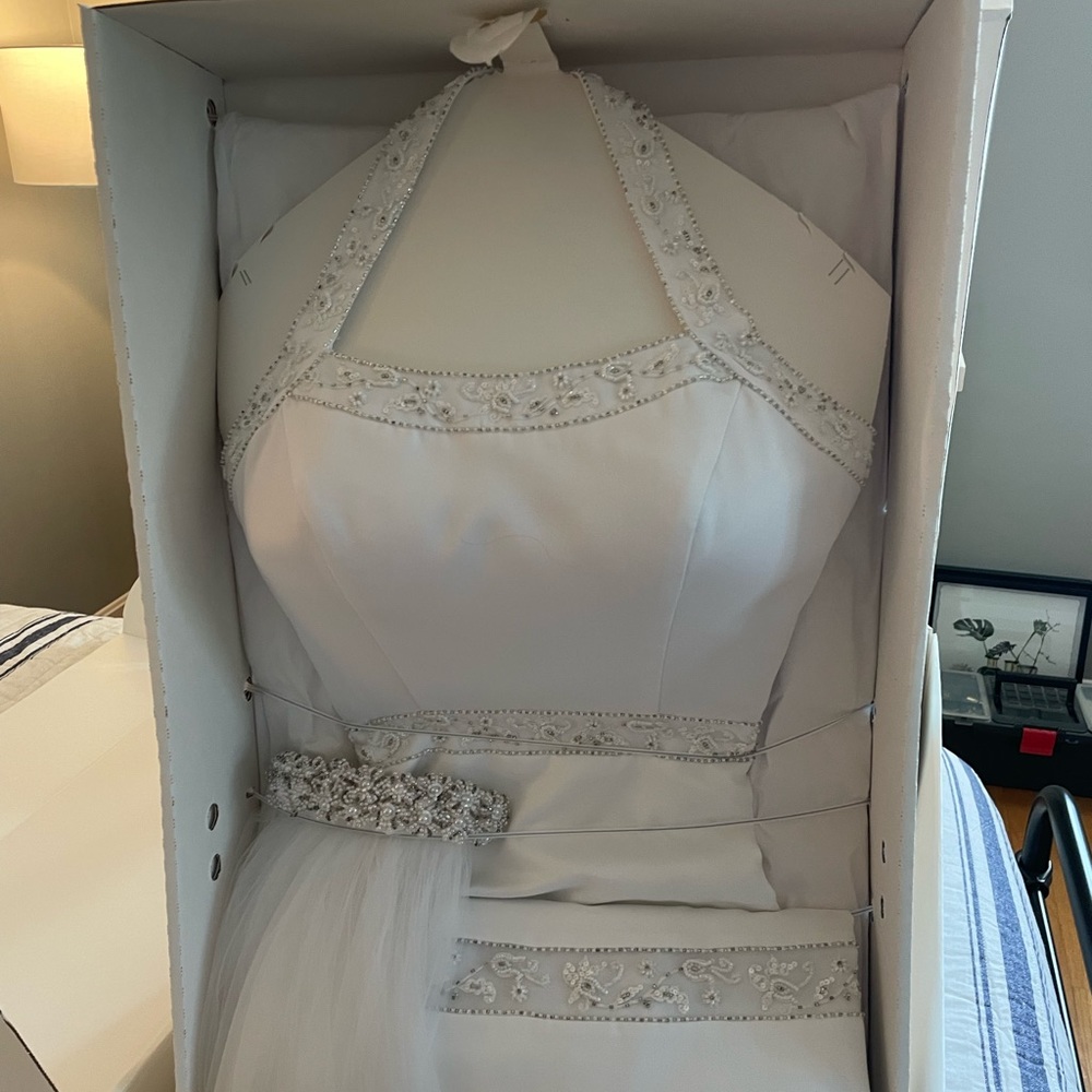 Size 8 wedding dress and veil